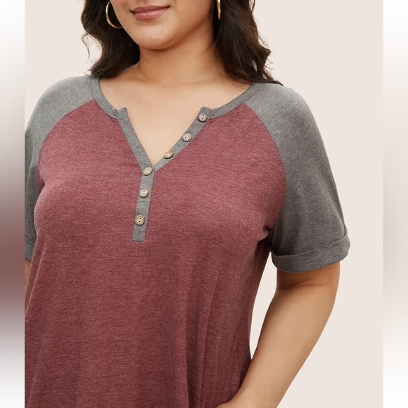 BloomChic Colorblock Contrast Roll Raglan Sleeve Button Detail Notched T-shirt - Picture 3 of 5